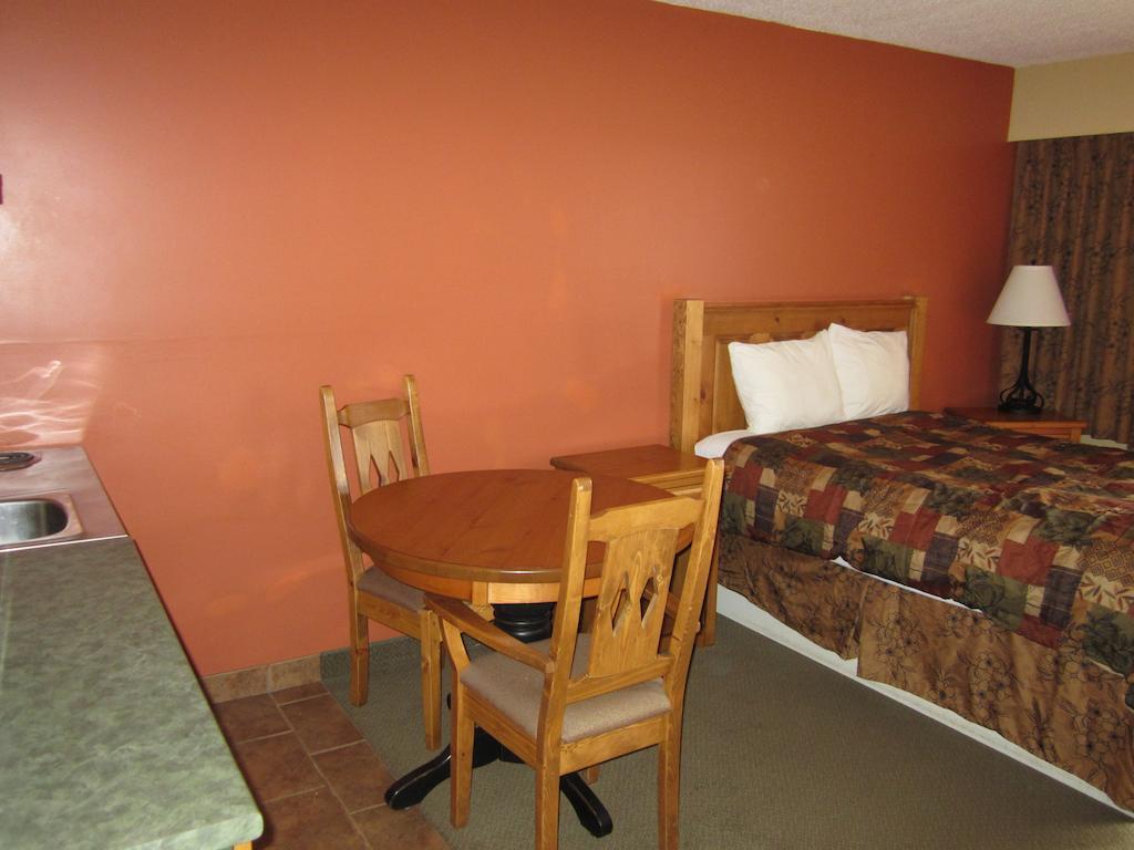 The Pine Inn Chetwynd Habitación foto