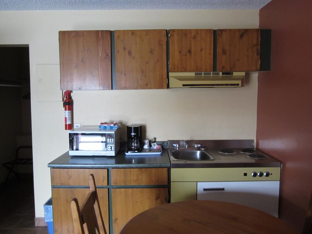 The Pine Inn Chetwynd Habitación foto