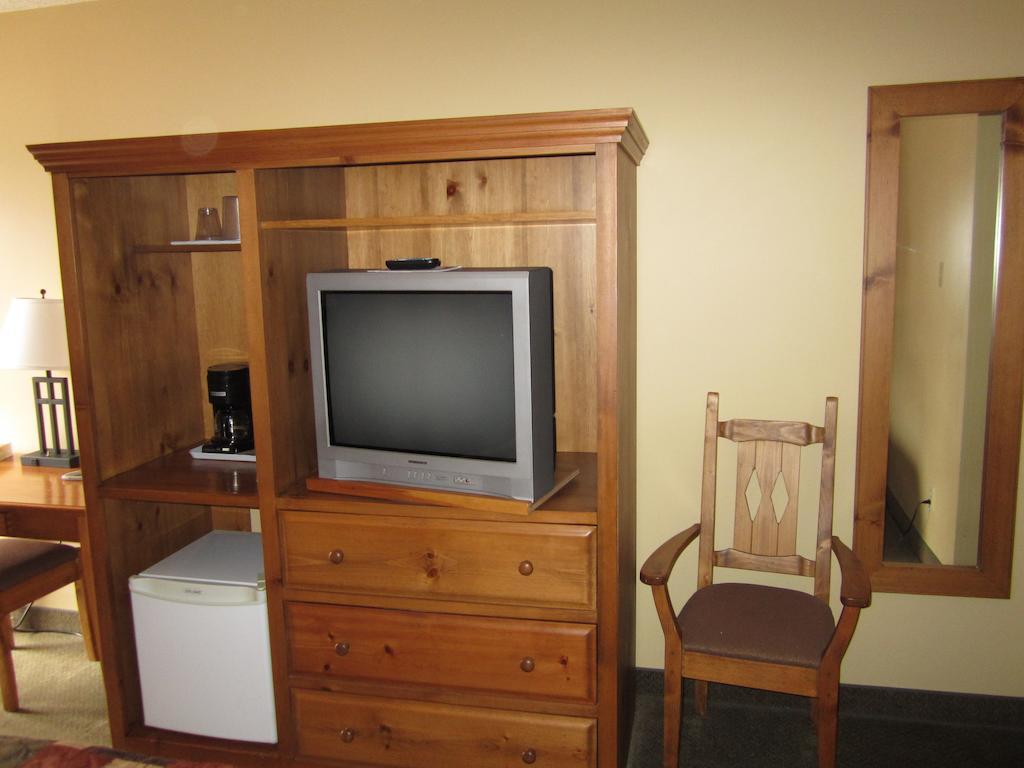 The Pine Inn Chetwynd Habitación foto