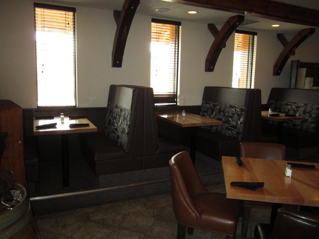 The Pine Inn Chetwynd Exterior foto