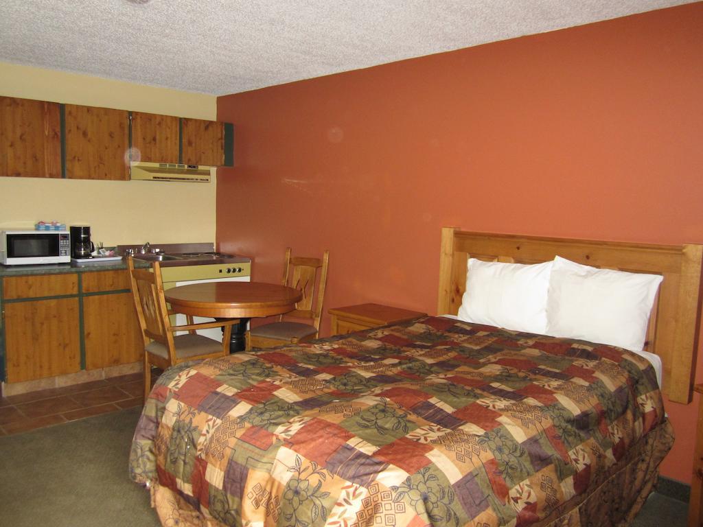 The Pine Inn Chetwynd Habitación foto