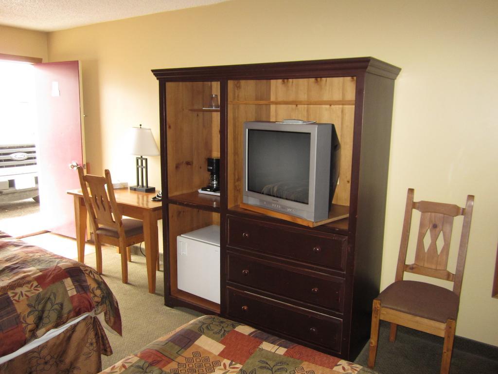 The Pine Inn Chetwynd Habitación foto