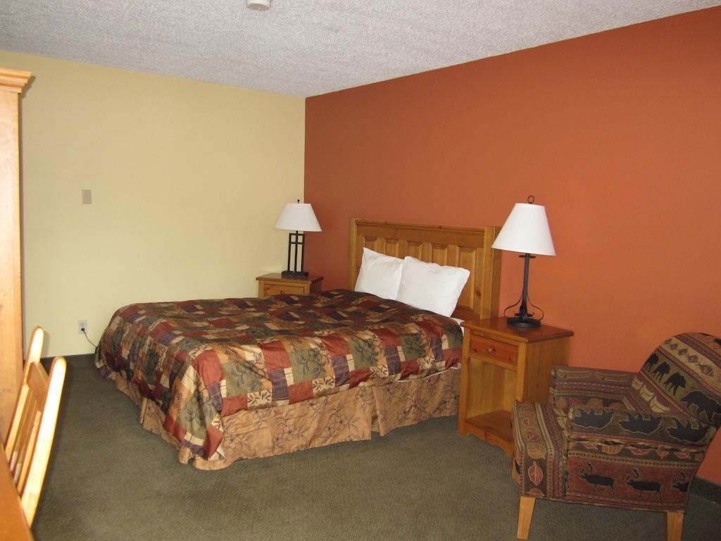The Pine Inn Chetwynd Habitación foto
