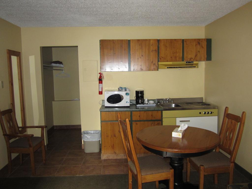The Pine Inn Chetwynd Habitación foto